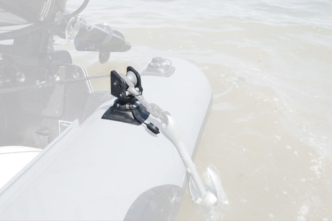 1-Ankerrolle-mit-Seilfu--hrung-von-Fasten-auf-einem-Schlauchboot-montiert_1.jpg