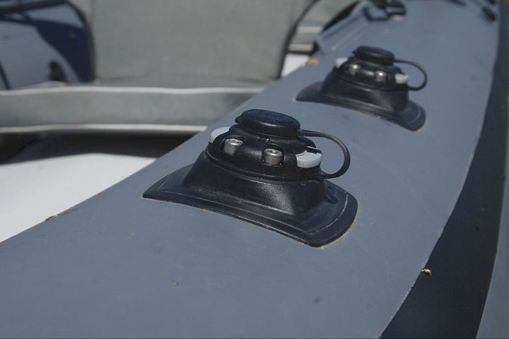 2-Fasten-Halterungen-fmp224-auf-ein-Schlauchboot-geklebt.jpg