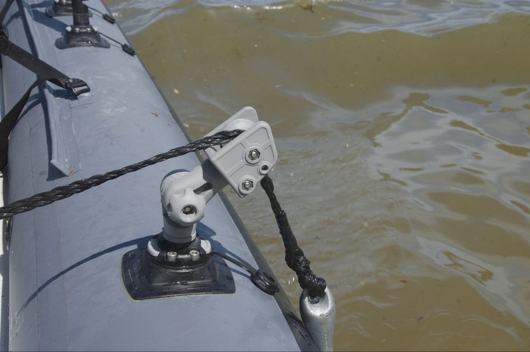 Fasten-Ankerrolle-Bugrolle-auf-einem-Schlauchboot-mon.jpg