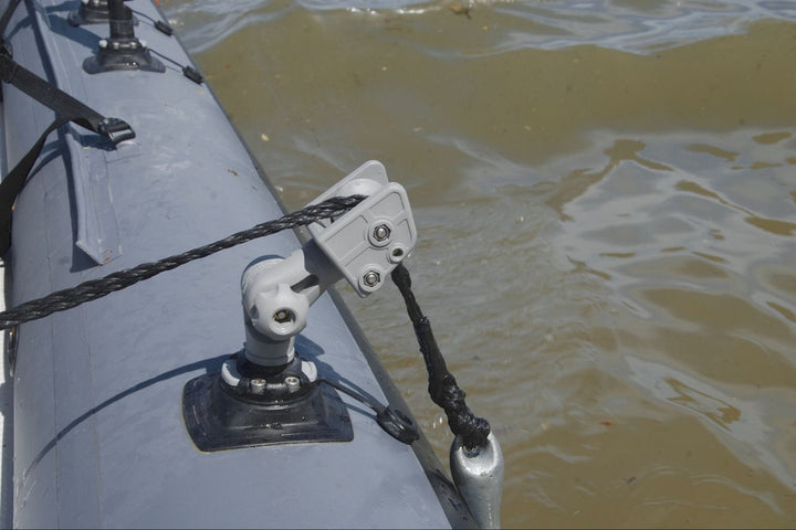 Fasten-Ankerrolle-Bugrolle-auf-einem-Schlauchboot-mon.jpg