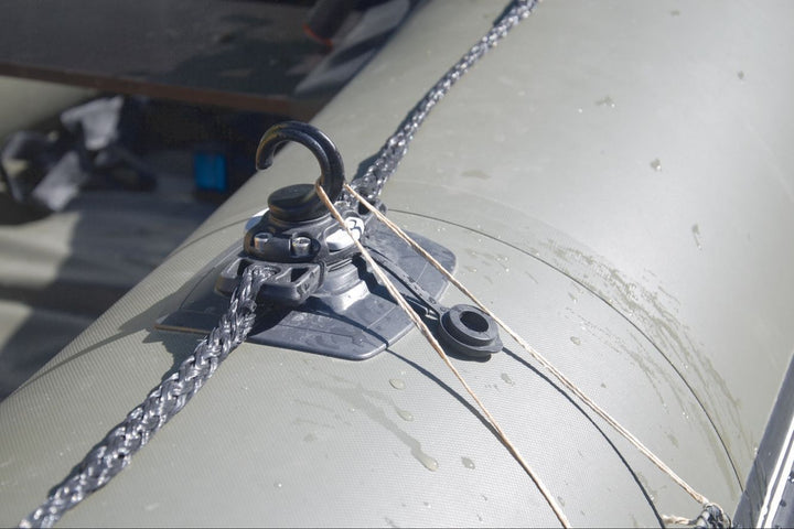 Fasten-Haken-auf-ein-Schlauchboot.jpg