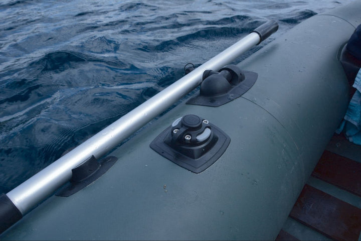 Fasten-Halterung-FS219-auf-ein-Schlauchboot.jpg