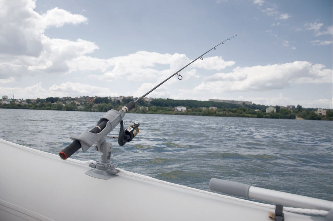 Fasten-grau-Angelrutenhalter-fu--r-Angler-auf-Schlauc.jpg