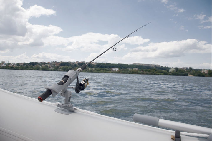 Fasten-grau-Angelrutenhalter-fu--r-Angler-auf-Schlauc.jpg