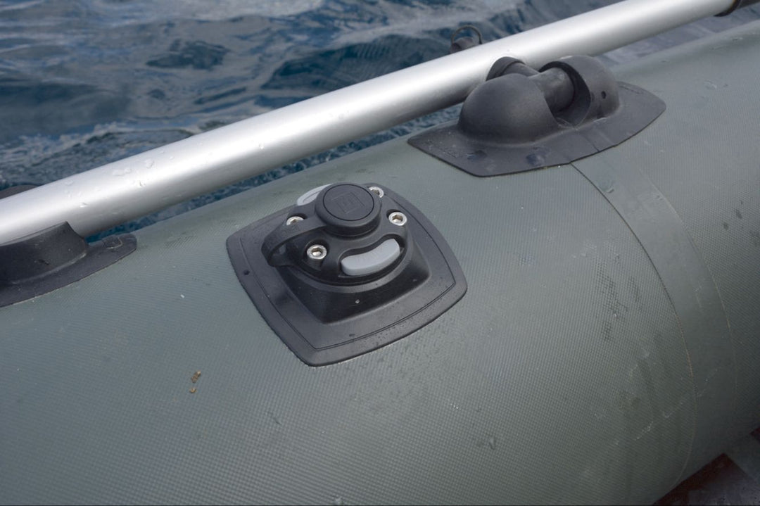 Fasten-universelle-Halterung-fu--r-Schlauchboote.jpg