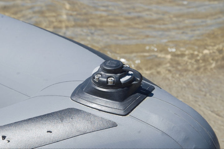 Geklebt-Fasten-Halterung-mit-PVC-Basis-auf-ein-Schlauchboot.jpg