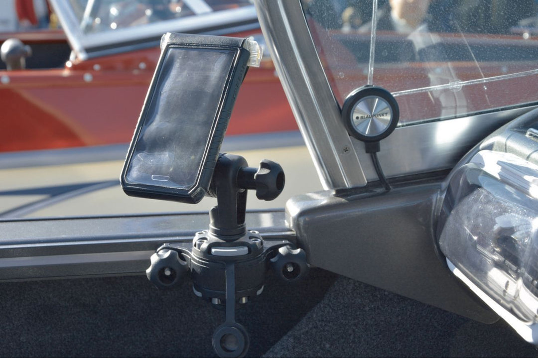 Handyhalter-von-Fasten-fu--r-Yacht.jpg