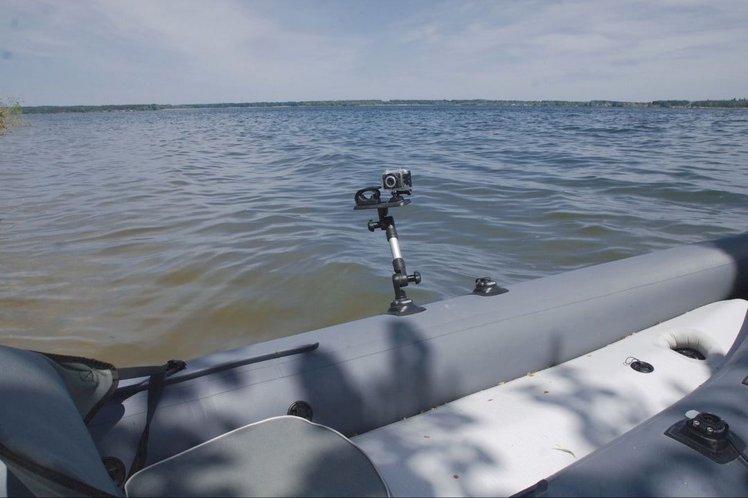 Kamerahalter-von-Fasten-auf-ein-Schlauchboot.jpg
