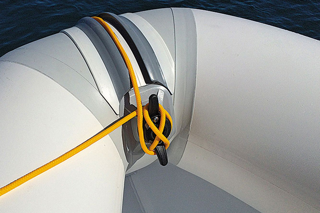 Klampe-mit-mittels-Kopfschlag-belegter-Leine.jpg