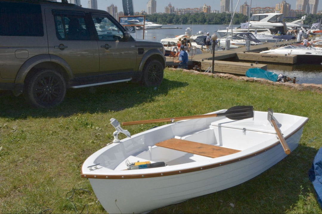 Ruderboot-mit-weiss-Fasten-Angel-Rutenhalter.jpg