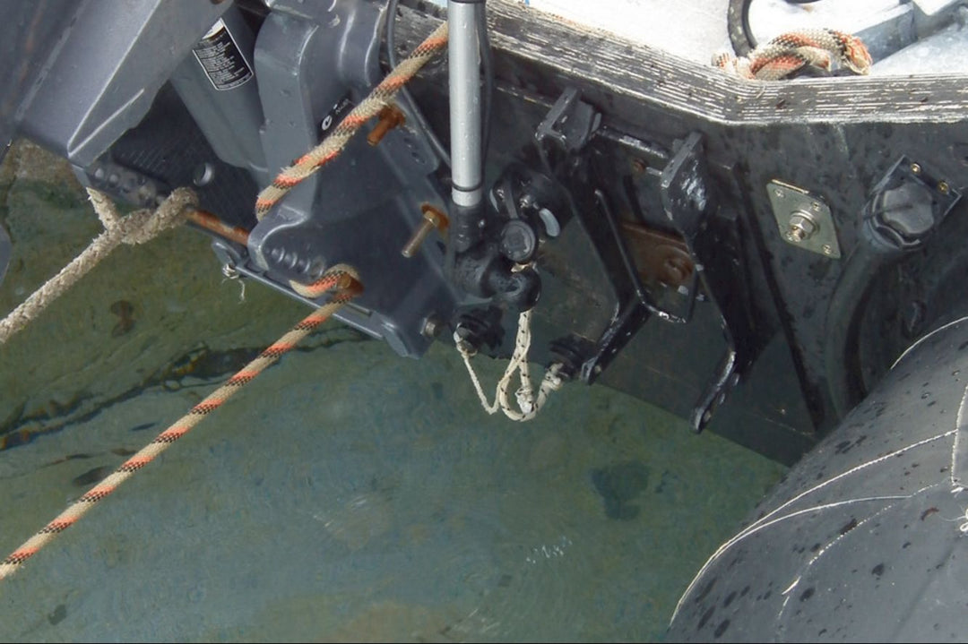 Schlauchboot-Heckspiegel-mit-Fasten--Transducer-Geber.jpg