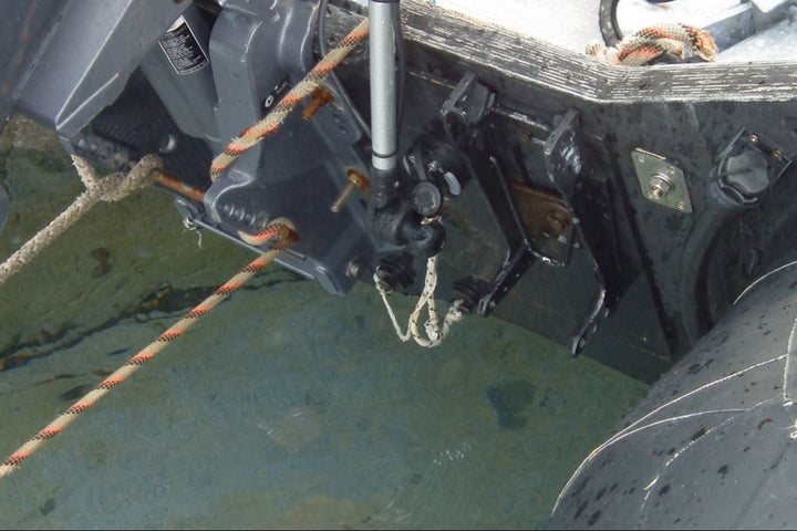 Schlauchboot-Heckspiegel-mit-Fasten--Transducer-Geber.jpg
