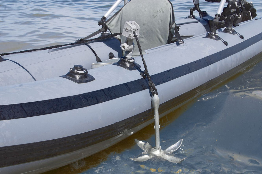 Schlauchboot-ausgestattet-mit-Ankerwinde-von-Fasten.jpg