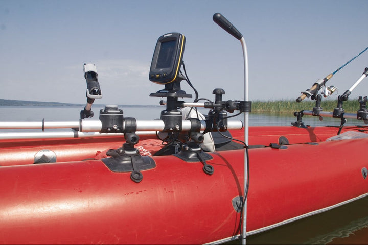 Schlauchboot-fu--r-Angler-mit-Fasten-Zubeho--r-ausgestattet.jpg