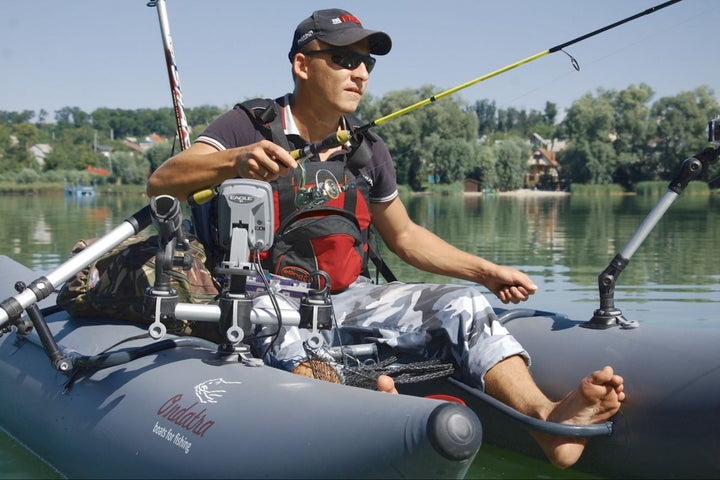 Schlauchboot-fu--r-Angler-mit-viele-Fasten-Zubeho--r.jpg