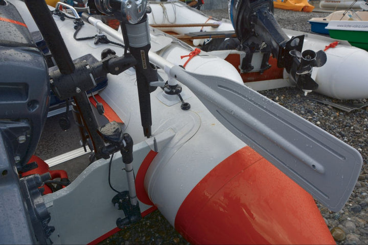 Schlauchboot-mit-Fasten-Bootszubeho--r-zu-angeln-ausg.jpg