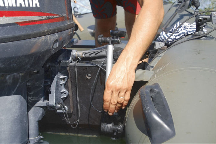 Schlauchboot-mit-Fasten-Geberhalter-fu--r-Echolot.jpg