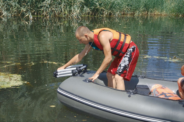 Stellen-ein-Leiter-auf-ein-Schlauchboot.jpg