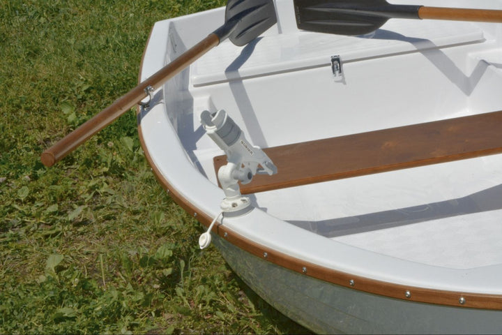 Weiss-Angel-Rutenhalter-von-Fasten-auf-ein-Ruderboot-.jpg