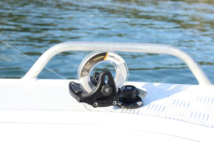 angelschnurhalterung-auf-boot.jpg